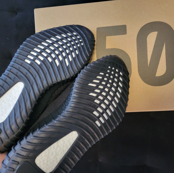 Yeezy Boost 350 V2 - Picture 3 of 5